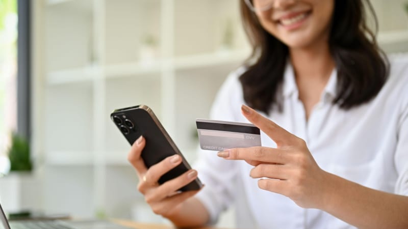 Odstávka další velké české banky: Zamrzne aplikace a nezaplatíte přes internet