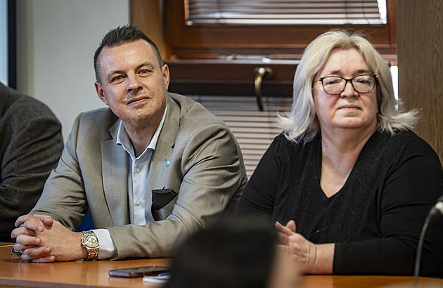 Rajchl přirovnal sudetský sjezd ke Ku-klux-klanu, Zeman viní Čechy z kolaborace