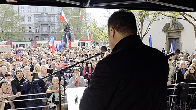 Stovky lidí protestovaly v Brně proti sjezdu landsmanšaftu, Okamura mluvil o ostudě