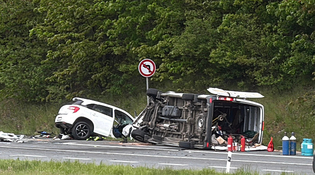 Hlavní tah na Benešovsku zastavil střet dodávky s auty, zraněných je více