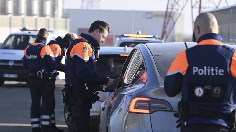 Tragédie v Belgii: Vlak smetl školní autobus, na místě jsou mrtví