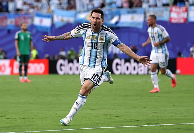 ONLINE: Argentina - Alžírsko 1:0, Messi zpoza vápna trefuje přesně horní roh