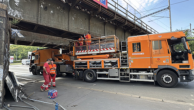 Částí Prahy nejezdí tramvaje, nadměrný náklad v Nuslích poškodil vedení