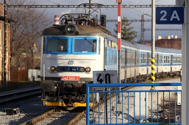 V Kolovratech srazil vlak ženu, zraněnou ji našli až s pomocí vrtulníku