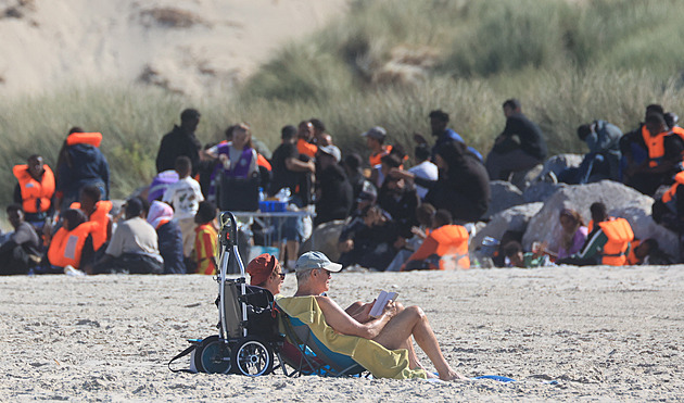 Migranti mění trasu. Turisté na plážích sledují pokusy dostat se přes La Manche