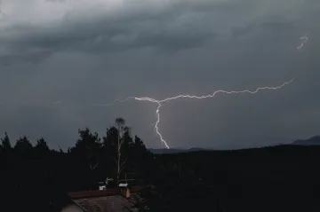 Na části území vznikají slabé bouřky s větrem, na většině však nezaprší