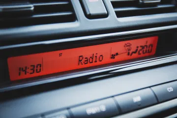 Alarm na displeji. Český rozhlas zkouší novou technologii výstrahy