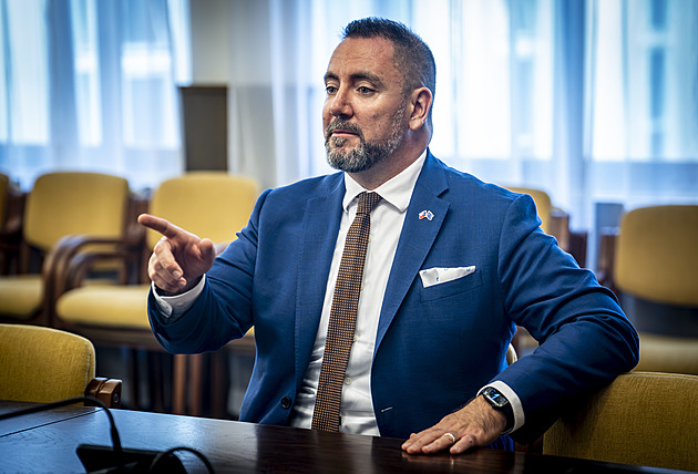 Červený si na změnu bezpečnosti najal externí firmu. Únik informací ale není, říká