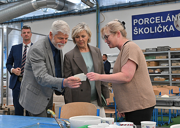 Prezident zavítal do porcelánky Thun v Nové Roli, přijede i na zámek Bečov