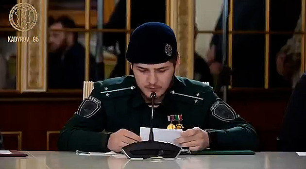 Kadyrovův syn sklidil posměch za čtení, přesto už v 18 letech velí jednotce