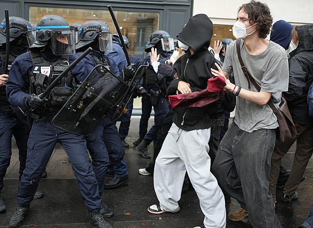Školy ve Francii obnovují výuku, protesty přesto pokračují. Zadržených je přes 6 tisíc