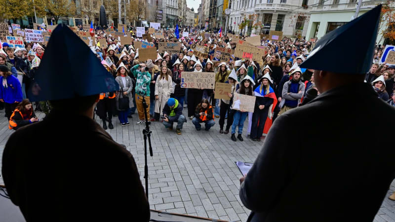 Studenti vyhlásili stávku ve školách po celé republice. Vadí jim změna financování ČT a ČRo