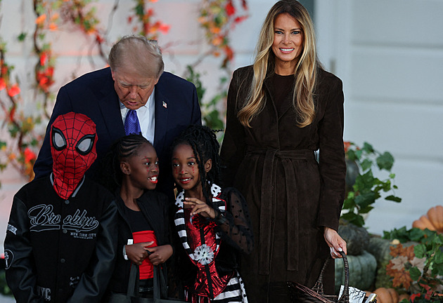 V Bílém domě strašilo. Trumpovi hostili koledníky, přišla Barbie i Spider-Man